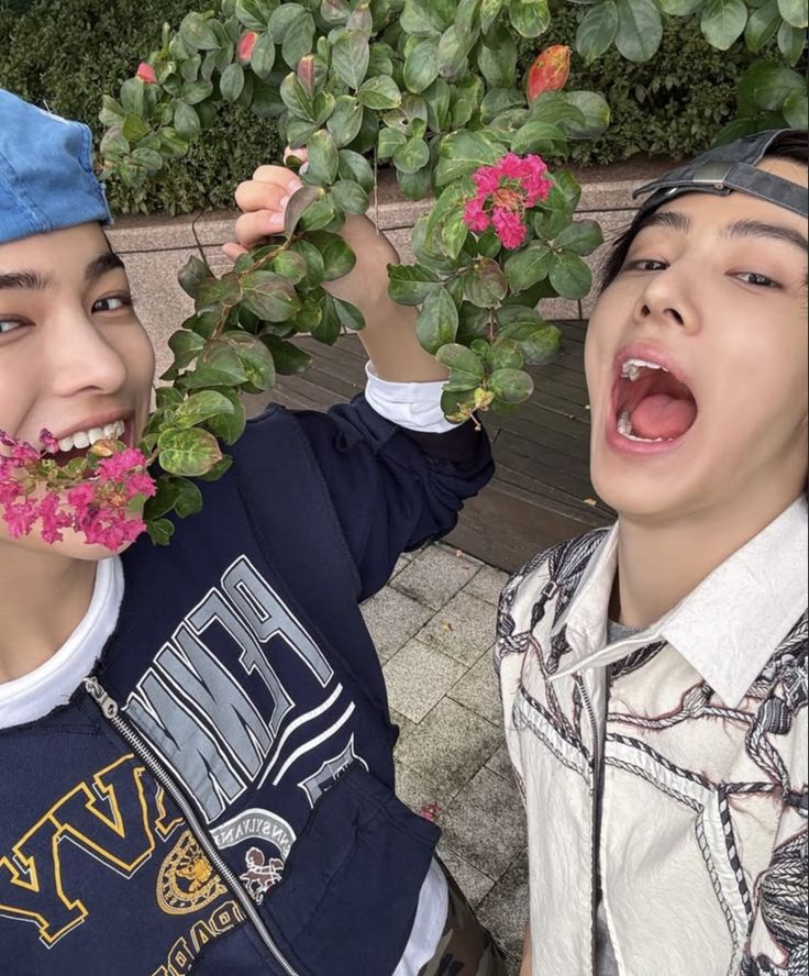 jRsh00n's tweet photo. keonho and seonghyeon #cortis as classmate

few tweets au https://t.co/tPUqMaoaRe