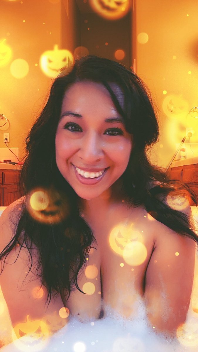 goldnpersephone's tweet image. Sometimes when Aunt Flo comes to visit a hot bath with Epsom Salt is a need! Followed by a shower because I feel like a tea bag left to stew 🤣😂