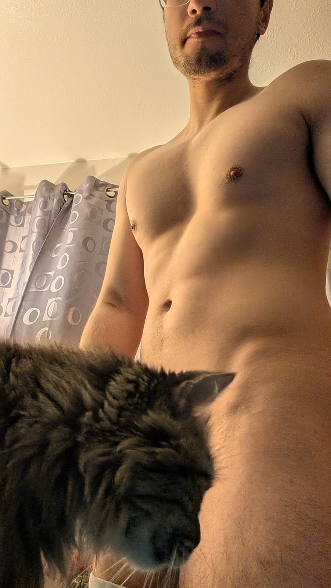 Lokibo_'s tweet image. Taking pics for oomf but my cat gave me an sfw one to post