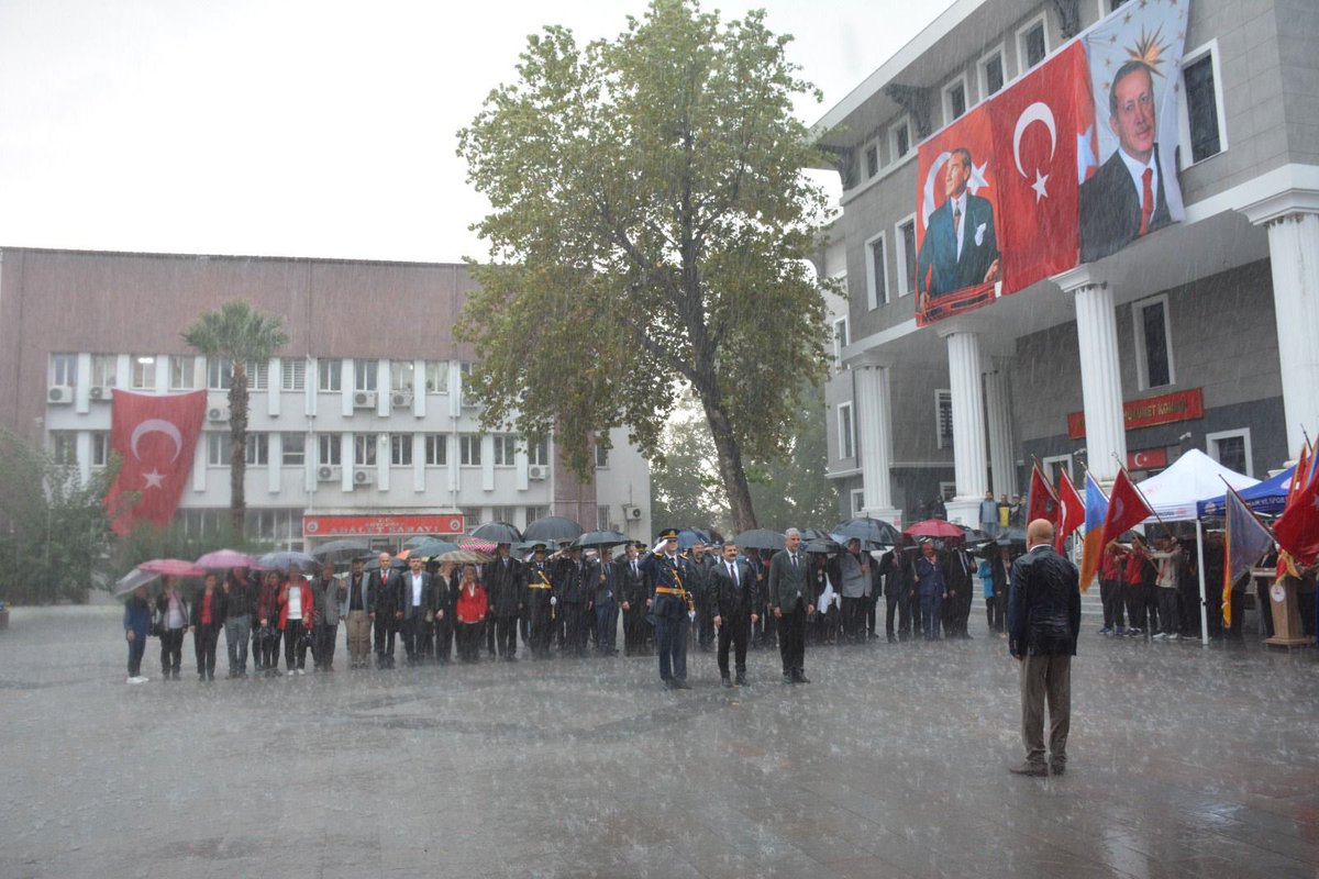 Sontur's tweet photo. 🇹🇷 Yağmurda Parlayan Onur: 

Köyceğiz'de Cumhuriyet Ruhu
Bu fotoğraf, yalnızca bir anı değil, Cumhuriyet Bayramı'nın ruhunu, hava koşullarının ötesine taşıyan sarsılmaz bir bağlılığı resmediyor. 

Köyceğiz'de, 29 Ekim coşkusunun yaşandığı bu anlamlı günde, sağanak yağmur gökyüzünden boşalırken, devlet erkânının duruşu ise azim ve kararlılığın simgesi oluyor.

Karenin merkezinde, Köyceğiz Kaymakamı Sayın Mert Kumcu ve beraberindeki askeri ve mülki erkan yer alıyor. Kaymakam Kumcu, ıslanmış takım elbisesiyle, tüm ciddiyeti ve ağırbaşlılığıyla duruyor. 

Bu duruş, Cumhuriyet'in temsilcisi olarak görevin her şartta devam ettiğini ve Bayram'ın kutlama sorumluluğunun en öncelikli vazife olduğunu gösteriyor.

Hemen yanında, üniformasıyla selam duran subay, askeri disiplinin ve Türk Silahlı Kuvvetleri'nin vatana bağlılığının en güçlü nişanesini sergiliyor. Yağmur, bu resmi selâmın ciddiyetini azaltmak yerine, ona dramatik ve unutulmaz bir onur katıyor.

Şemsiyelerin ve ıslaklığın yarattığı zorlu atmosfer, aslında bu töreni daha da anlamlı kılıyor. Bu tablo, bize şunu fısıldıyor: Türkiye Cumhuriyeti'nin kuruluşu ve değerleri, geçici zorluklara, olumsuzluklara veya doğa olaylarına teslim olmayacak kadar güçlü ve köklüdür.

Köyceğiz Kaymakamlığı himayesindeki bu tören, 29 Ekim ruhunun, en zorlu koşulda bile dimdik ayakta duran bir milletin ve devletin sarsılmaz iradesini gözler önüne seren, yağmurla yıkanmış bir onur tablosudur.

@RTErdogan 
@AliYerlikaya 
@TC_icisleri 
@TSKGnkur 
@mertkumcu80 
@koycegiz48 
#29Ekim
#CumhuriyetBayramı