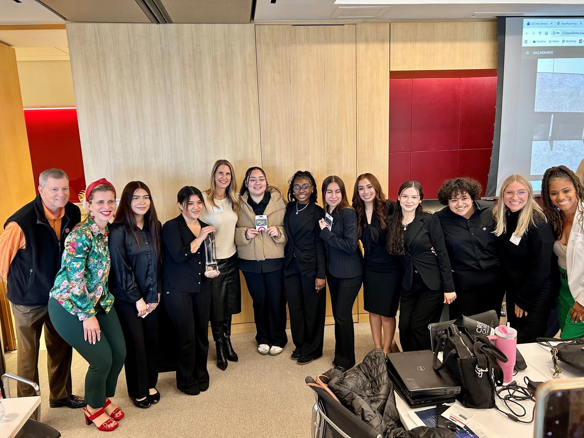 KDC_Development's tweet image. KDC VP of Marketing &amp;amp; Communications and President of @CREWDallas, Tracie Frazier, was honored to serve as a judge for the CREW Careers Building Opportunities competition. The program gives high school students hands-on exposure to careers in commercial real estate. #KDCTeam