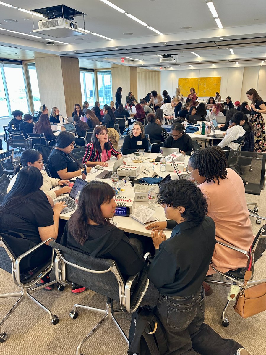 KDC_Development's tweet image. KDC VP of Marketing &amp;amp; Communications and President of @CREWDallas, Tracie Frazier, was honored to serve as a judge for the CREW Careers Building Opportunities competition. The program gives high school students hands-on exposure to careers in commercial real estate. #KDCTeam