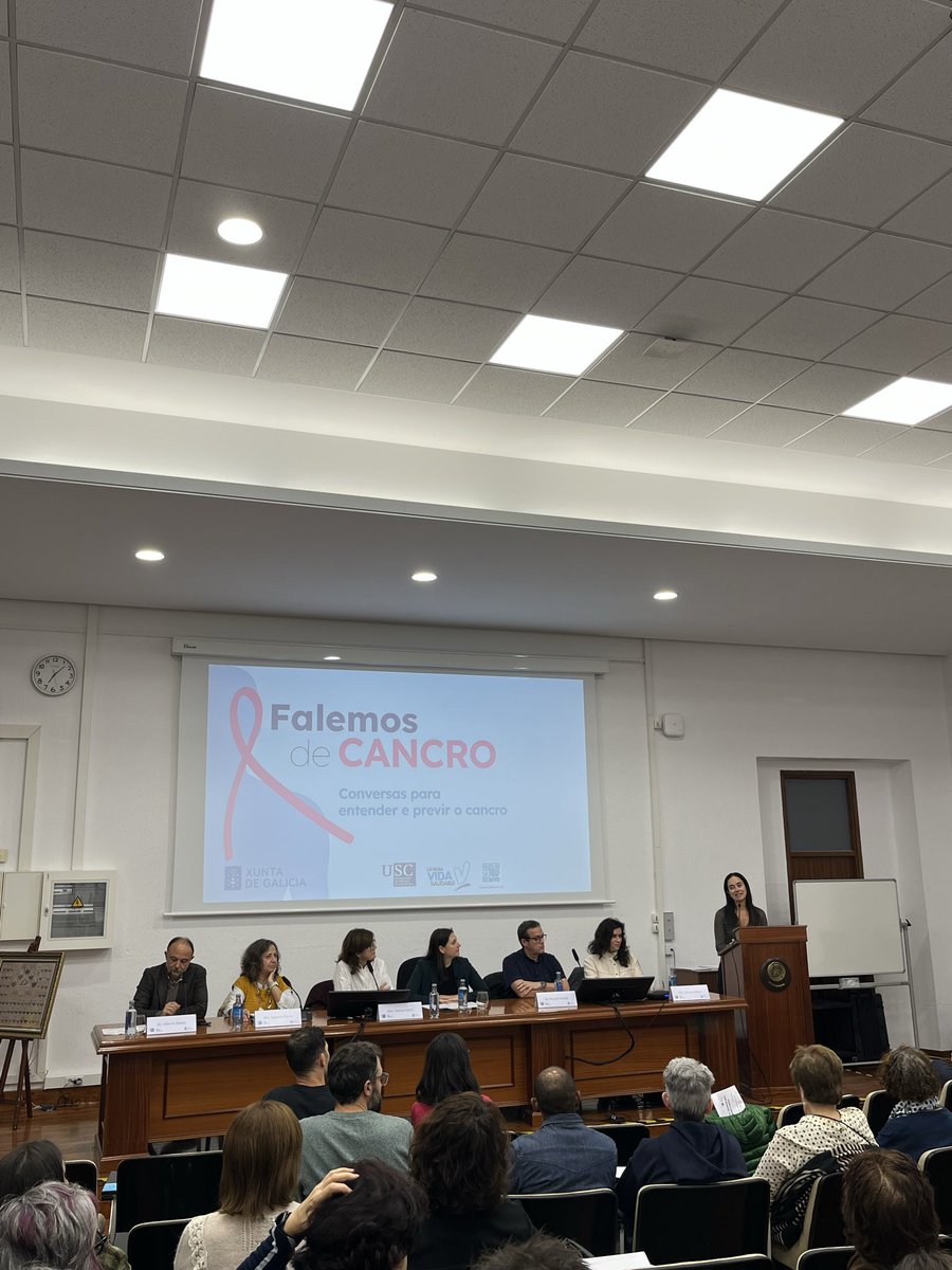 Damos por inaugurada la jornada Falemos de Cancro, con las intervenciones del Decano de la Facultad de Medicina, José Carreira y la Directora de la Cátedra de Vida Saludable, Mónica Pérez Ríos