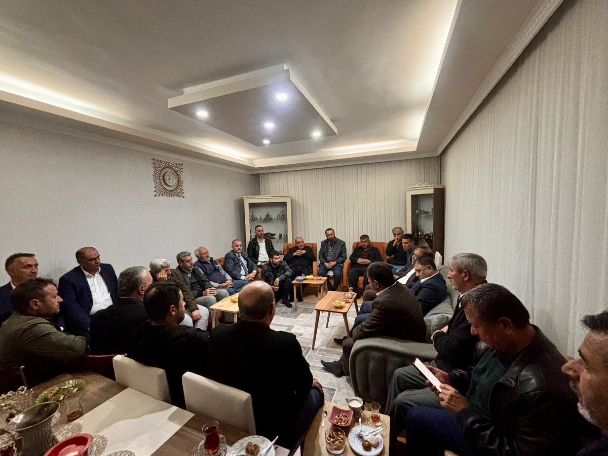 Genel Merkezimizin talimatlarıyla başlatılan “Hayırlı Günler Komşum” ziyaretleri kapsamında;  Yeşilyurt İlçe Başkanımız, İl ve İlçe Yönetimlerimizle birlikte Özalper  mahallemizde, mahalle başkanımız Mikail Keleş’inbereket dolu hanesine misafir olduk.

Gönül sofralarında