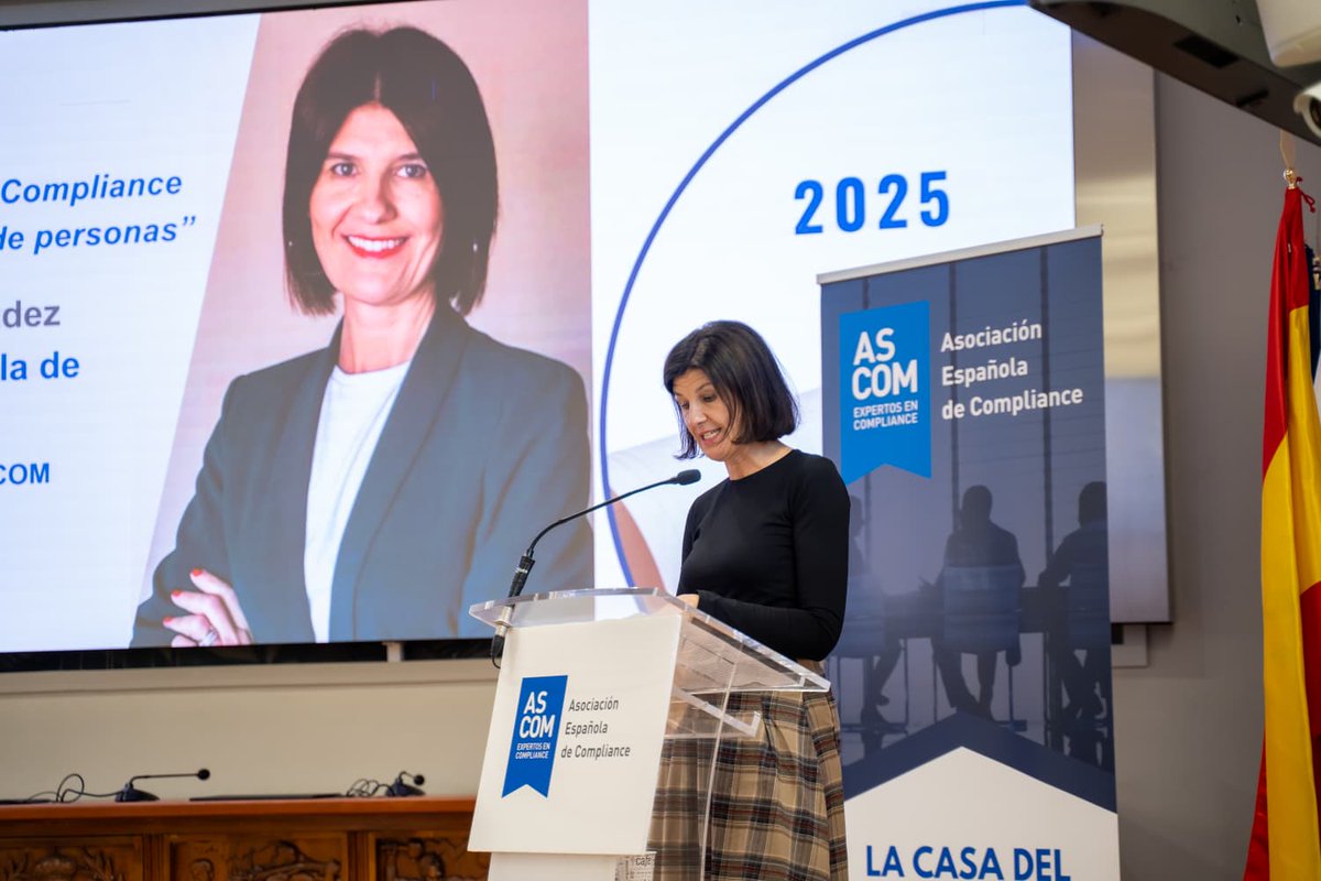 ascomGRC's tweet image. 𝐂𝐞𝐫𝐞𝐦𝐨𝐧𝐢𝐚 𝐝𝐞 𝐞𝐧𝐭𝐫𝐞𝐠𝐚 𝐝𝐞 𝐃𝐢𝐩𝐥𝐨𝐦𝐚𝐬 𝐲 𝐏𝐫𝐞𝐦𝐢𝐨𝐬 𝐀𝐒𝐂𝐎𝐌 𝟐𝟎𝟐𝟓 Los buenos programas de Compliance no viven de las políticas, viven de personas de la mano de Esperanza Hernández Cuadra #compliance #complianceofficer #PremiosASCOM