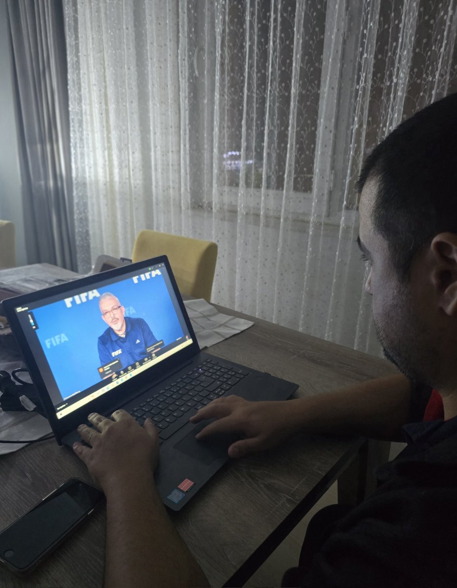 EnginErdem07's tweet image. FIFA’nın düzenlediği, Pascal Zuberbühler ve Fernando Brassard tarafından gerçekleştirilen GELECEĞİN KALECİLERİ: YENİ TALEPLER, YENİ BECERİLER konulu seminere katılarak uluslararası futbol eğitimlerimi sürdürdüm. ⚽🌍