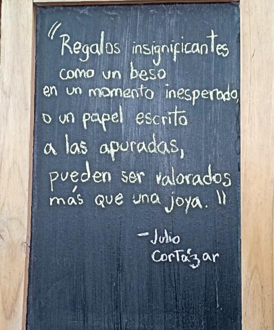 "Regalos insignificantes
como un beso
en un momento inesperado,
o un papel escrito a las apuradas,
pueden ser valorados
más que una joya".
Julio Cortázar