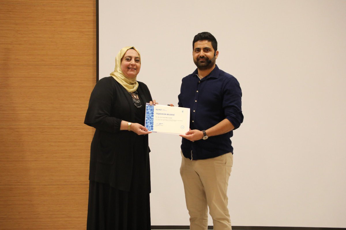 Bugün, İŞKUR İşgücü Uyum Programı kapsamında kurumumuzda görev yapan çalışanlara yönelik oldukça verimli iki önemli eğitim oturumu gerçekleştirildi. Günün ilk oturumunda, Sağlık Hizmetleri Meslek Yüksekokulu Müdürümüz Doç. Dr. Özge Özgür, “Bağımlılıkla Mücadele” konulu eğitimiyle