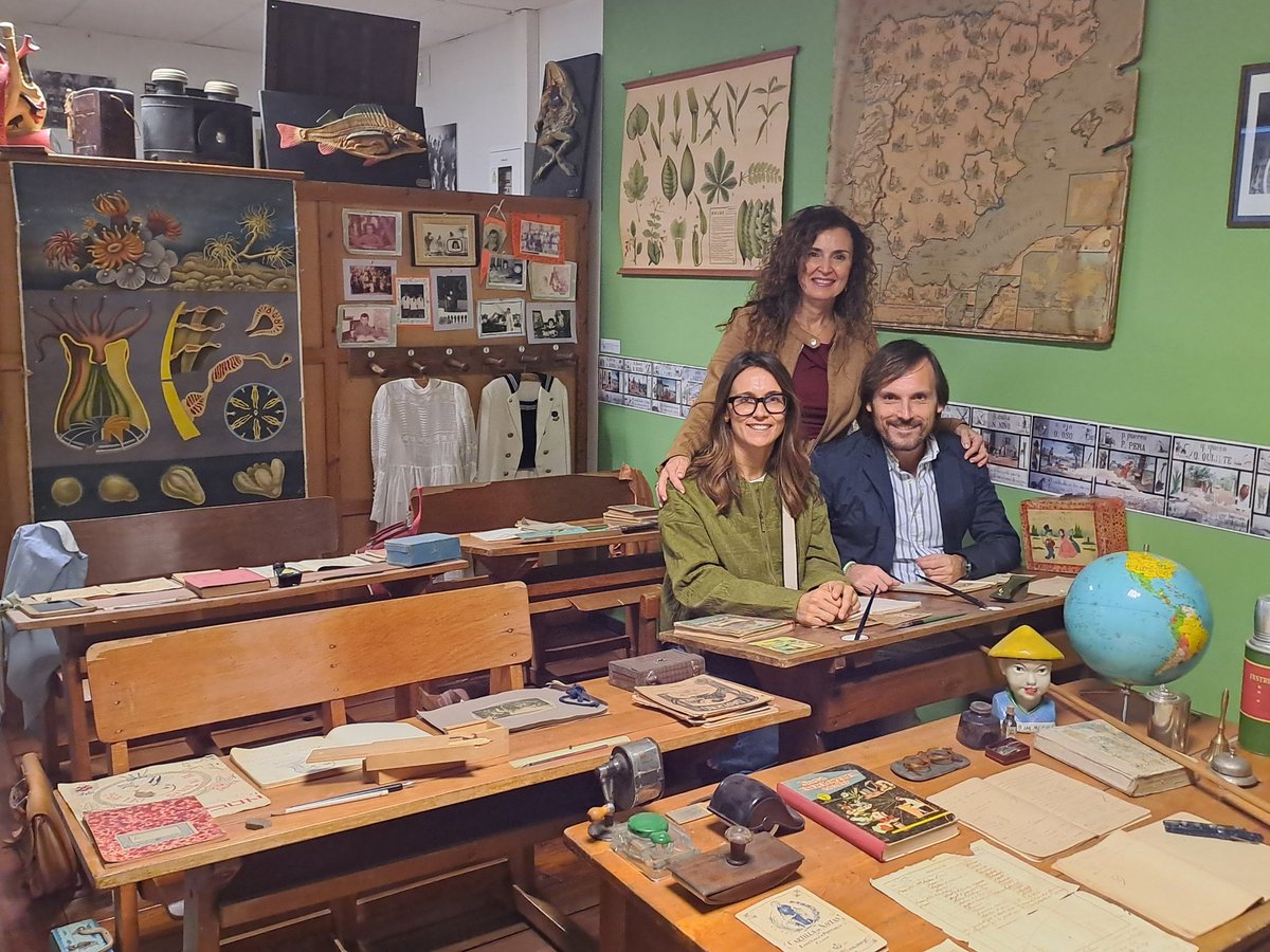Las profesoras Sara Ramos (UCM) y Sara González (UIB) visitan el Museo Pedagógico de la Facultad de Ciencias de la Educación de la Universidad de Sevilla. Agradecido por este encuentro, compañeras.