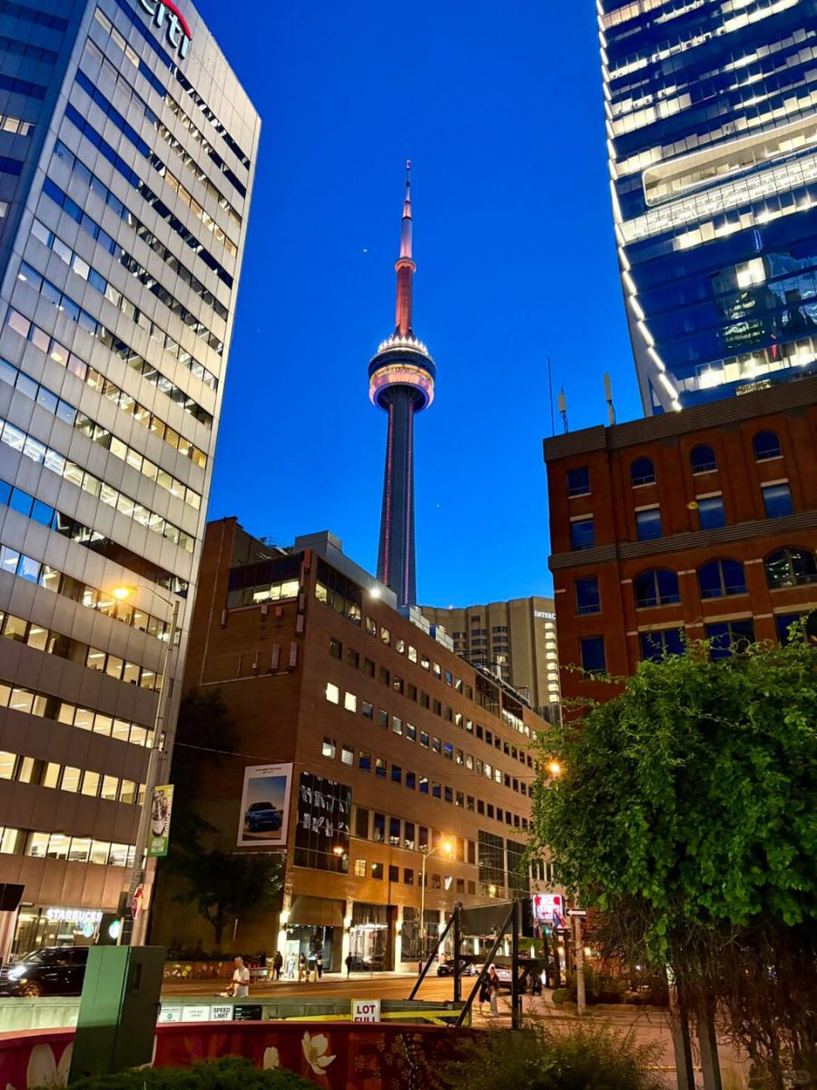 🔆Be the light, even on lonely 
streets.🚶‍♂️