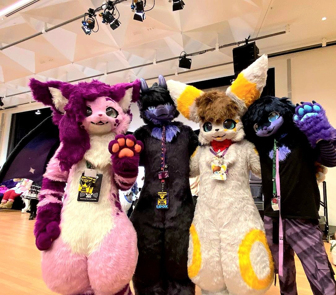 Happy #FursuitFriday everynyan :3

Still many more pics to post.

This week's post is from the Kemono meet at #EF29 

Look at all them cuties ^w^