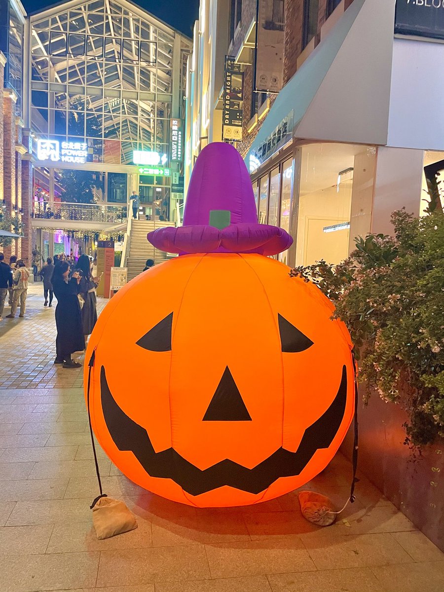 SantacSnosw's tweet image. 夜がふけて、魔女たちが出動するよ〜🧙‍♀️
今夜は一緒にちょっとふざけちゃお〜！