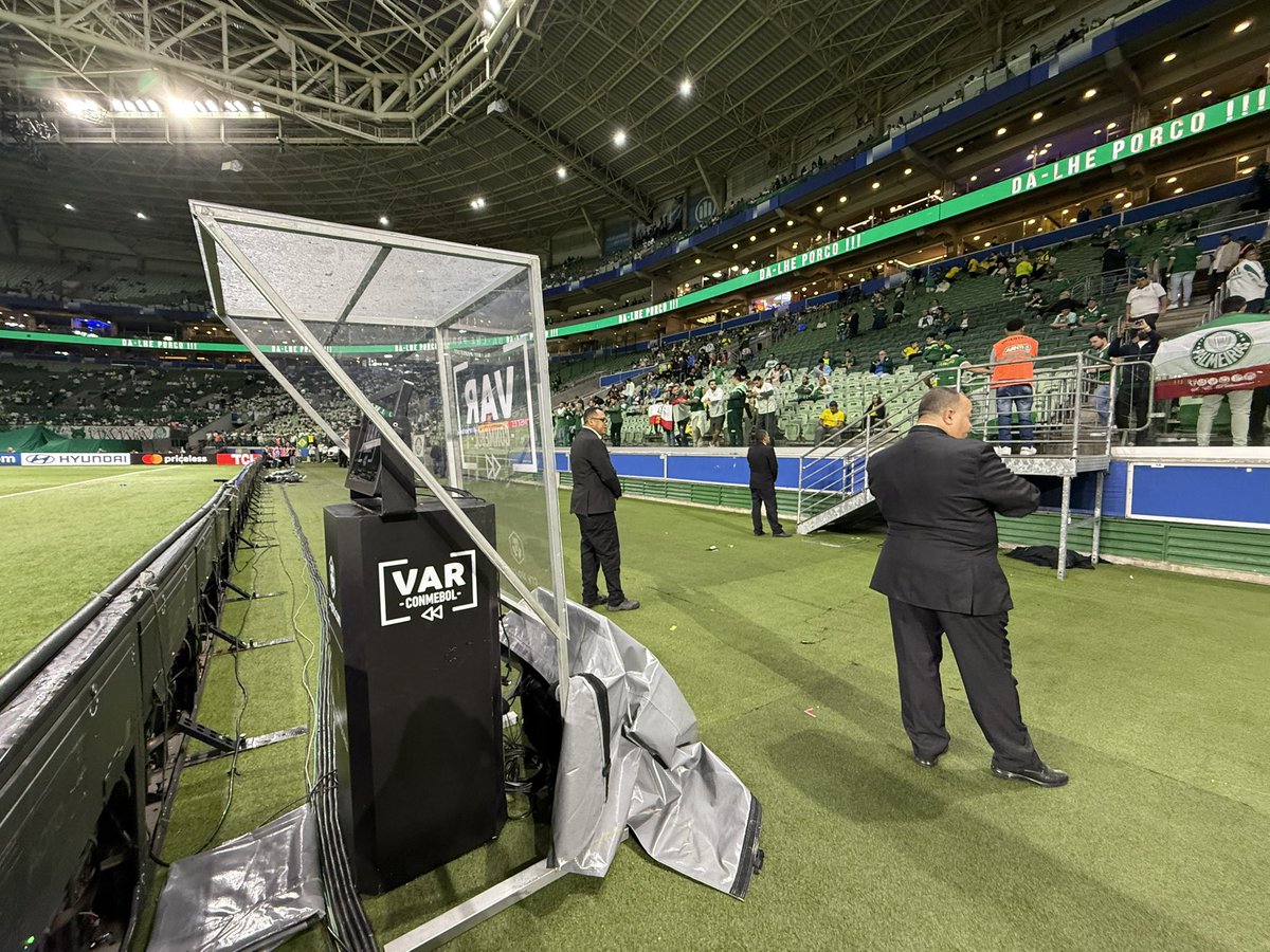 liberta___depre's tweet image. O monitor do VAR no Allianz Parque na parida entre Palmeiras x LDU ficará no lado oposto aos bancos de reserva.

Dois seguranças foram designados para cuidar exclusivamente da área do árbitro de vídeo.

Via: @camilac_alves 

📷Camila Alves