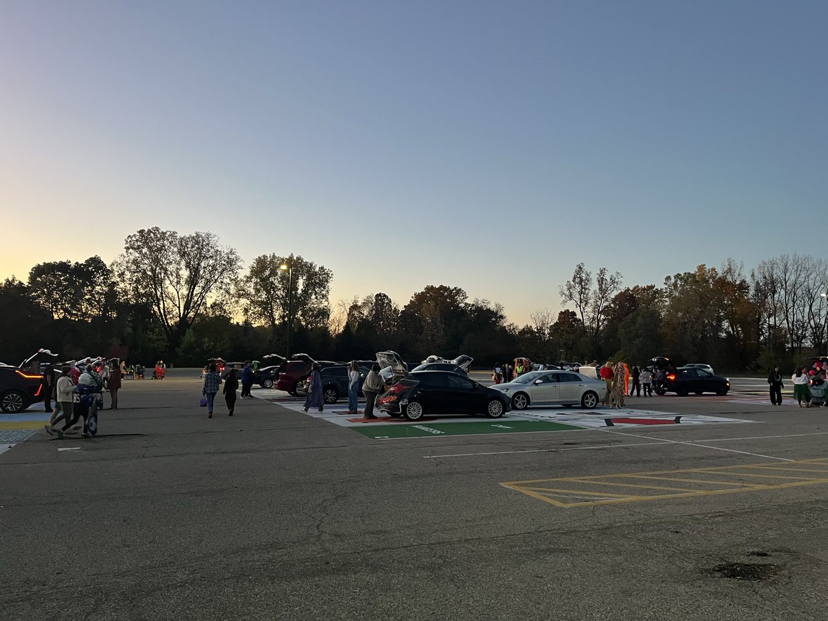 <a href="/FHCHSRangers/">Forest Hills Central HS</a> have some truly amazing students who are service minded! Our community club sponsored a Trunk or Treat for our #RangerCountry Elementary students. Over 40 cars and tons of smiles! #RangerStrong #ProudLeader