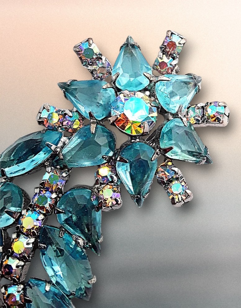 renaissancefai's tweet photo. Aqua Blue Rhinestone Brooch Shooting Star, Pastel ABs, Floral Motif, Silver Tone, Vintage
https://t.co/vFm9SKPTgW?
#brooch #vintage #aquablue #blue #rhinestones #floral #AB #arched #curved #mothersday #pastel #silvertone #aquamarine #shootingStar #spring #summer #bridal https://t.co/aMc8KvVtIo