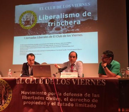 diebarcelo's tweet photo. #110 DIEZ AÑOS DE EL CLUB DE LOS VIERNES

Cuatro amigos, cervezas de por medio, crean la cuenta @clubdeviernes . ¿La idea? Difundir las ideas liberales, que resumieron en el lema “libertades civiles, derecho de propiedad y estado limitado”. Y empiezan a tuitear. Eran @JavierJove_ @ignacioblanco Pablo y Víctor.

Tiempo después, organizan una comida. Allí los conozco. Entre otros, participan del encuentro Joaquín, @fsicilia, otro Pablo y Sergio.

Los cuatro adelantados ya organizaban un acto de presentación “oficial” de El Club de los Viernes, del que participaría nada menos que @dlacalle . Con gran generosidad, me pidieron que hablara antes de Daniel, como telonero; para mí era un honor.

El día del acto, viernes 10 de julio de 2015, comimos con Daniel. El evento fue un éxito. La sala de la biblioteca Pérez de Ayala, en Oviedo, tenía todas sus butacas ocupadas y, además, había gente de pie.

Hubo otras dos comidas, en las que iba siendo claro quiénes nos comprometíamos más con el proyecto, que quedaba definido como “liberalismo de trinchera”.

El 30 de octubre se firmó el acta de constitución formal del Club. La firmamos trece personas, entre las que recuerdo a los cuatro adelantados, Sergio, @fsicilia , @Liber_Alles @MariaJamardoC @GarciaCarmonaAM y yo. Hoy hace justo 10 años de eso.

El Club creció mucho y rápido. Organizamos “desembarcos” en Valladolid, Zaragoza, Madrid, Valencia, Sevilla y muchos sitios más. Invitados generosos nos ayudaron a que cada acto tuviera más repercusión: @manuel_llamas @diegodelacruz @cultrun @eduardoinda @diazvillanueva @jmlopezzafra @TorrasLuis @godivaciones @AsisTimermans Miguel Ángel Belloso y muchos más.

Entregamos el Premio Escuela de Salamanca @JHS_Oficial @rodriguezbraun (entrega del galardón pendiente), @IdiazAyuso Federico Jiménez Losantos y @jmilei .

Hubo debates, decepciones, traiciones, malentendidos, peleas y reconciliaciones. El Club sigue ahí, ahora capitaneado por @AnissimaAni y gente en España y varios países de Hispanoamérica.

Todo esto para decir dos cosas: que cuatro tipos inquietos pueden hacer por la libertad mucho más de lo que parece y que les estaré siempre agradecido por haberme hecho parte.

Hasta mañana a las , hora de Madrid.
#300palabrasDBL

@guidoprincesa @CdV_Aragon @CdV_Argentina @CdV_Paraguay @Cdv_EntreRios @CdV_Murcia @CdV_Uruguay @jordipatau @RobertoGranda6 @jdoedoe101101 @JuandelaCosa11 @coruxa @CdV_Madrid @CdV_Barcelona @ElenaBerberana @CdV_Leon @CdV_Asturias @jaldeko @ACOM_es @CdV_Cordoba_ESP @CdV_Granada @CdV_Andalucia @CdV_Valladolid @CdVSalamanca @jl_montesinos @CdV_Canarias @CdV_Castellon