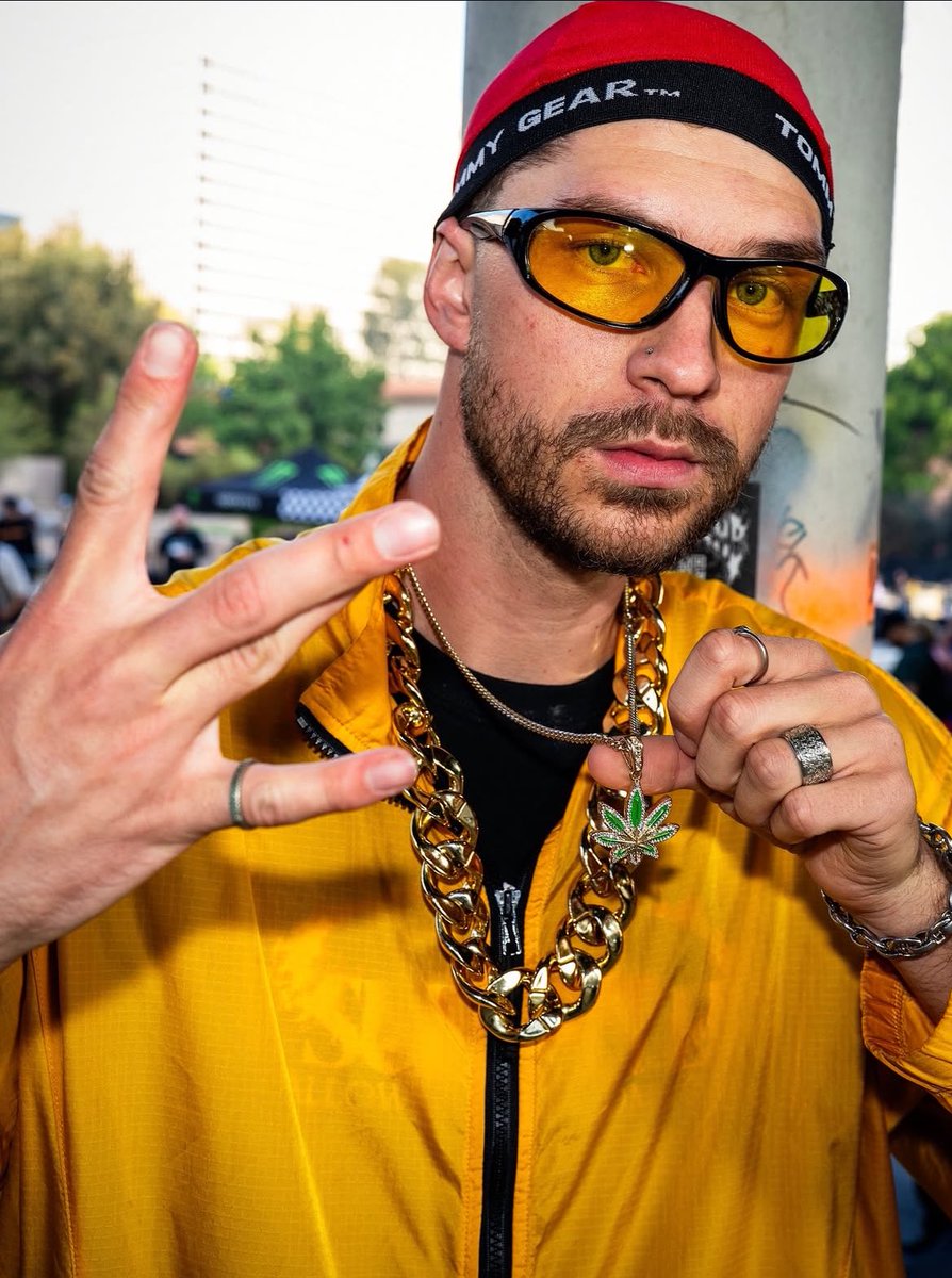 drewdapps's tweet image. Call me a costume repeater idc this one goes too hard 😭😂 

Anyways your man Ali D wishes you a wicked Halloween from the westside 🎃