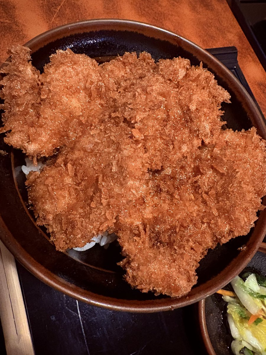 uxtupii's tweet image. とんかつ政ちゃんでヒレかつ丼食べた！
ひれカツがでかい！
カツにたっぷりたれがしみてて旨い！