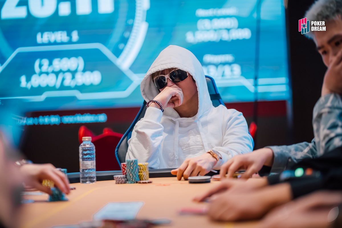 poker_ing's tweet photo. 【マレーシア】Poker Dream 19 Malaysia
#46　MYR30,000　Super High Roller　MYR3M保証
GACKTさん　チップリーダー
Yohei Kitazatoさんと2名がDay2進出

エントリー不明　残り35人
レイトレジはDay2レベル14まで

Photo: Poker Dream https://t.co/OABuBZ3i95