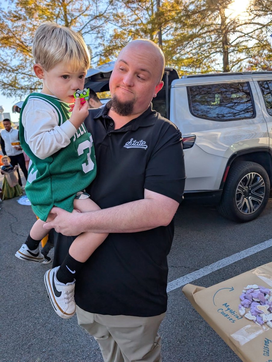 My child Raynes as Larry Bird is the best I have to say. Someone is ready for Basketball 🏀 🐶🦴🦅