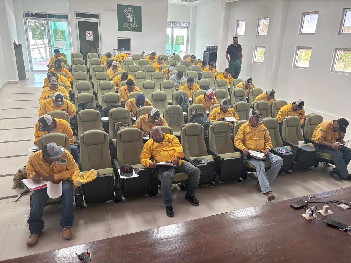 La Secretaría de Medio Ambiente de Coahuila continúa fortaleciendo la preparación de las brigadas de combate contra incendios forestales del Estado y de los municipios de Múzquiz, Zaragoza y Acuña.

#CoahuilaPaDelante #APasosDeGigante