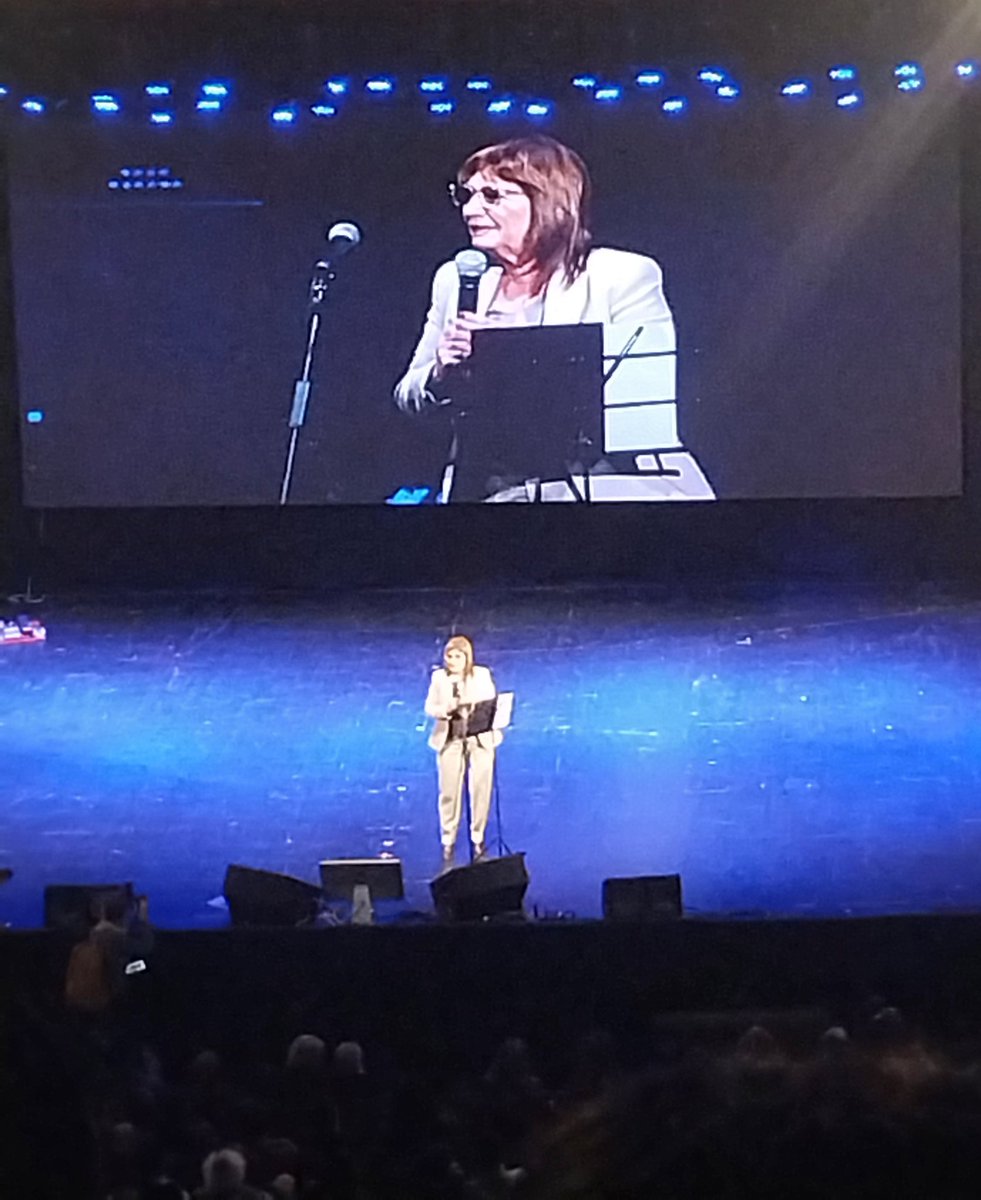 "PATRICIA BULLRICH"

Por su anuncio sobre el código penal en la derecha fest: "El que robe un celular, irá 12 años preso"