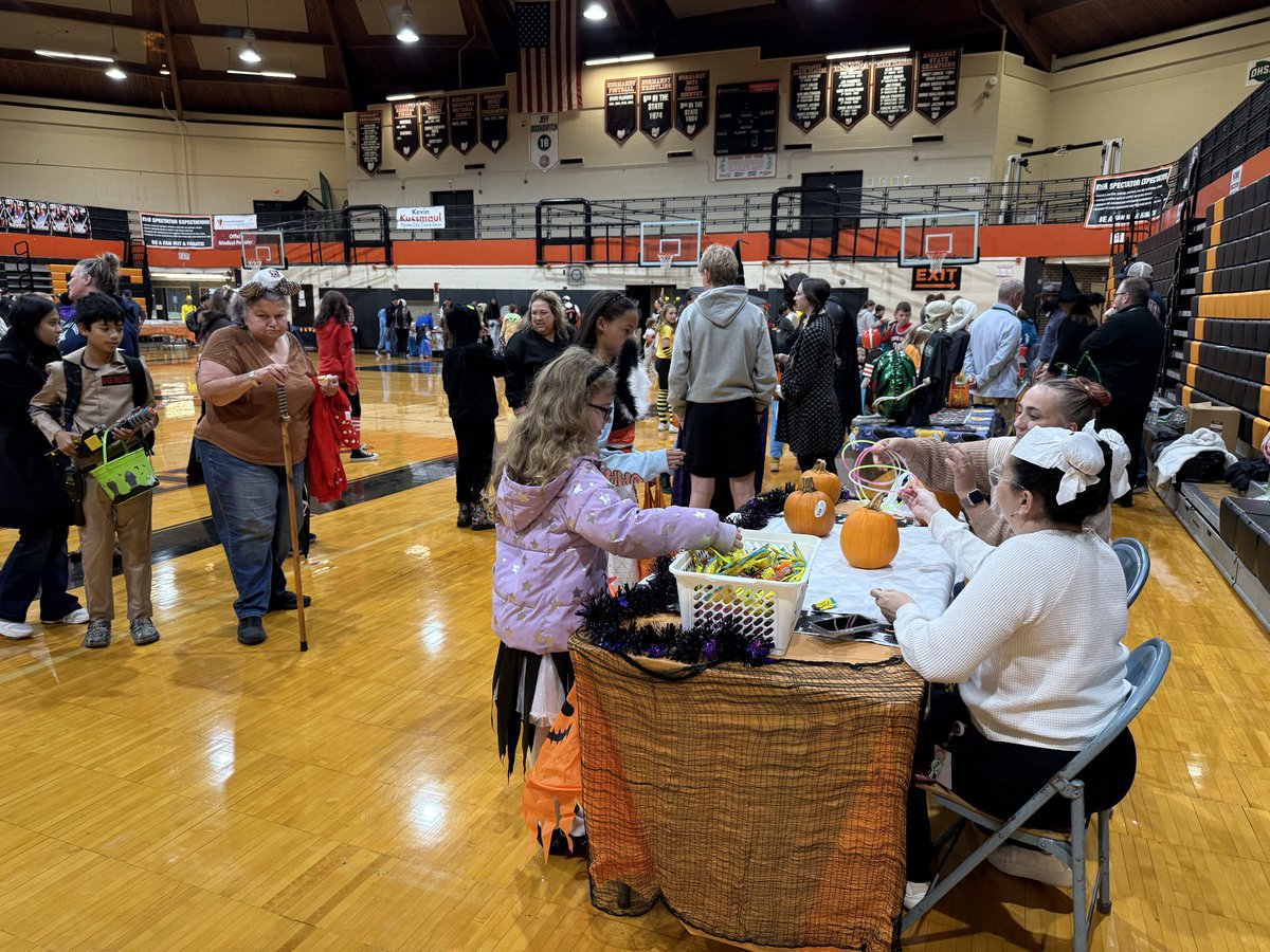 PCSDGifted's tweet photo. We had so much fun passing out candy and seeing everyone at Normandy’s Trick or Treat Street tonight! https://t.co/0elPffjIsx