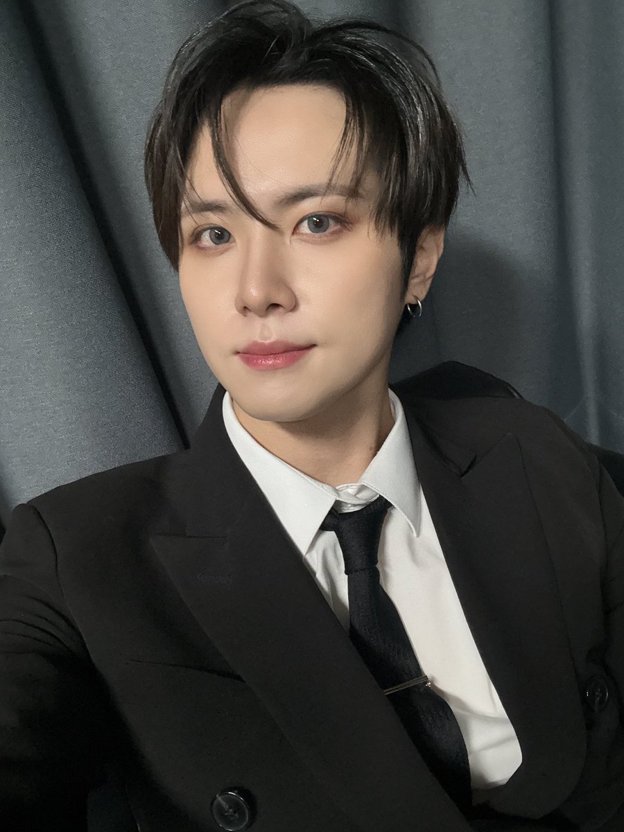 WEi__Member's tweet photo. [#동한] 수트댄스🤵‍♂️ https://t.co/6CwKaTJ1r8