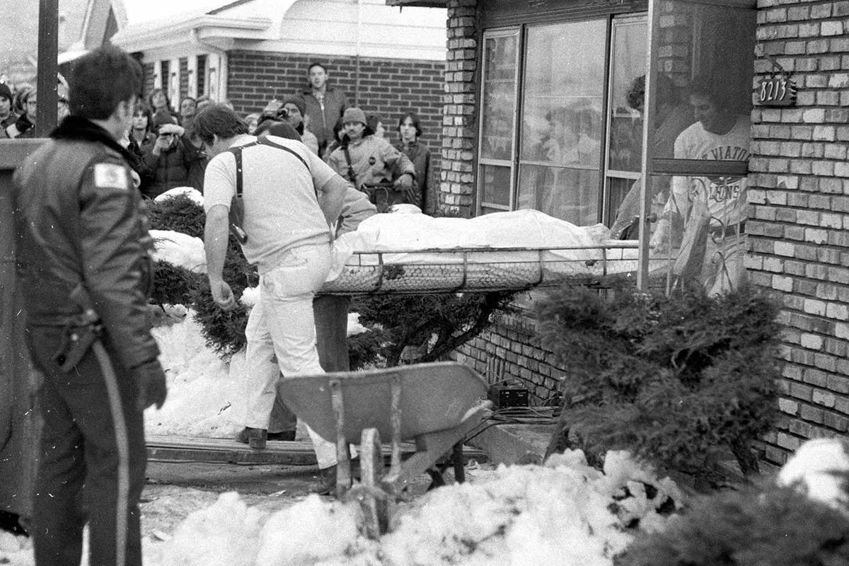 PhD_OnTheCouch's tweet image. 30 bodies buried in #JohnWayneGacy's basement for YEARS: has anyone ever explained how Des Plaines Police Department just happened to smell decomp on Dec 13th 1978 when literally hundreds of ppl attended parties in that house (while said furnace was running?) 
#DevilInDisguise