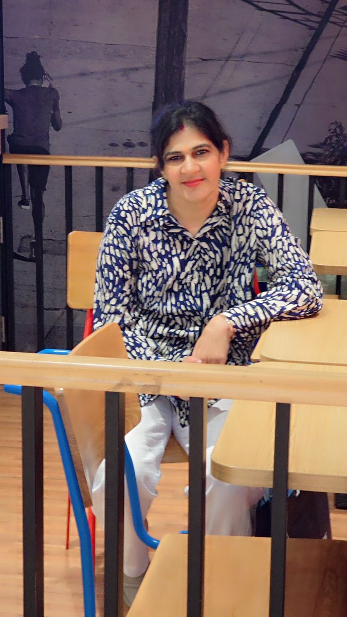 सुबह की किरणें कहती हैं — उठो, बढ़ो और खुद पर विश्वास रखो।
#GoodMorningEveryone 
#राम_राम 🙏