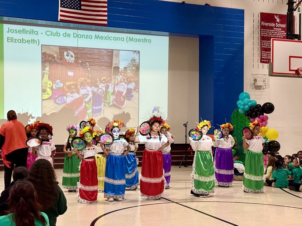 ConsulmexINI's tweet image. La cónsul @MakiTeramotoS asistió esta mañana al programa de #DíaDeMuertos que preparan la primaria y secundaria de la escuela Global Preparatory Academy.

Este año, contaron con la asesoría y la participación de las maestras Selene, Geisy y Luisa, de #PROBEM #Tabasco.