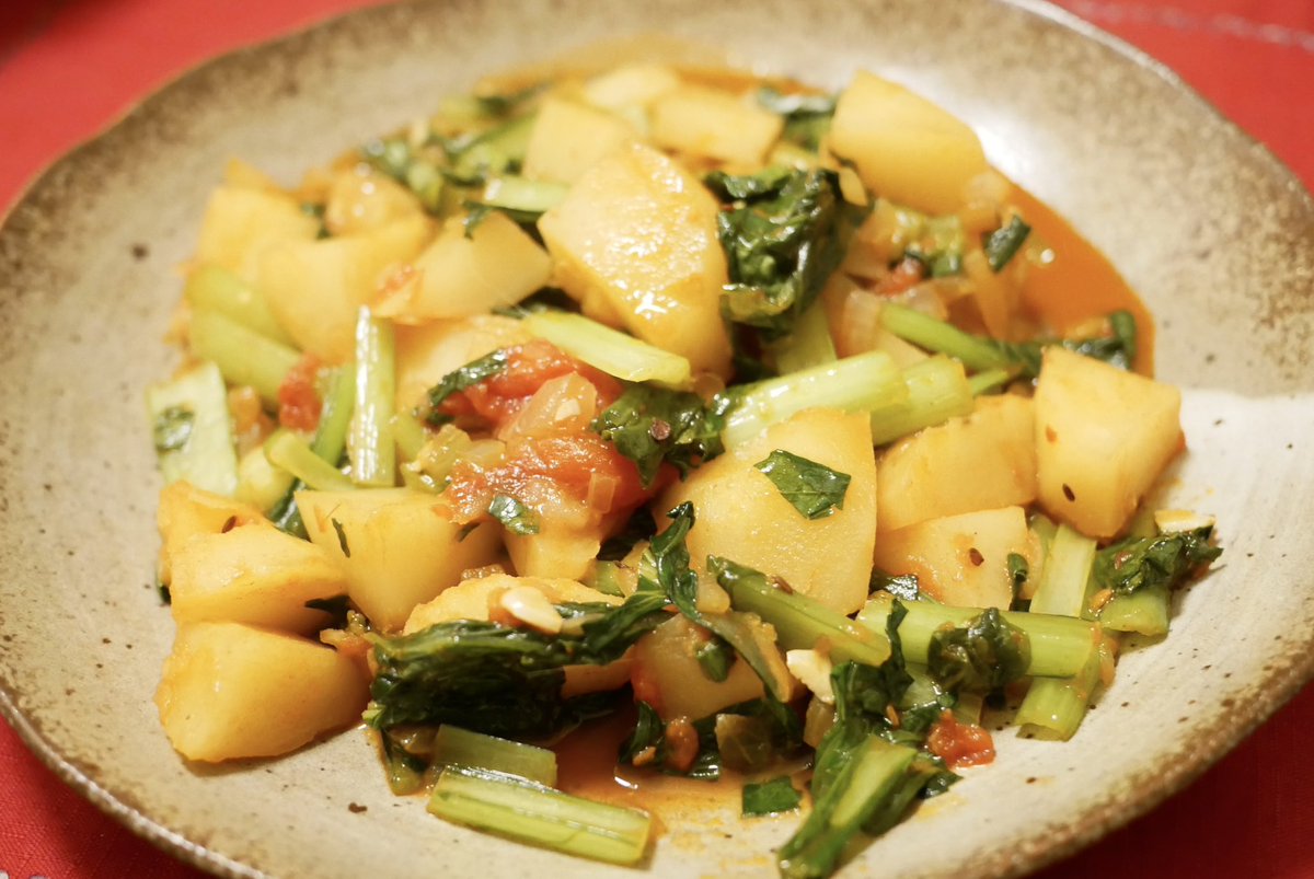 チキンビリヤニ(Chicken Biryani)、ライタ(Raita)

ジャガイモと小松菜のサブジ、アルバツワ(Aloobatuha)