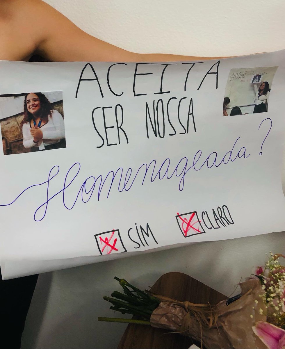 jackantonoffr's tweet photo. e meus alunos que me escolheram pra ser uma dos homenageados da formatura e simplesmente colocaram a taylor em um dos cartazes kkkkkkkkkk minha personalidade é ser swiftie mesmo https://t.co/jvHV4bLysc