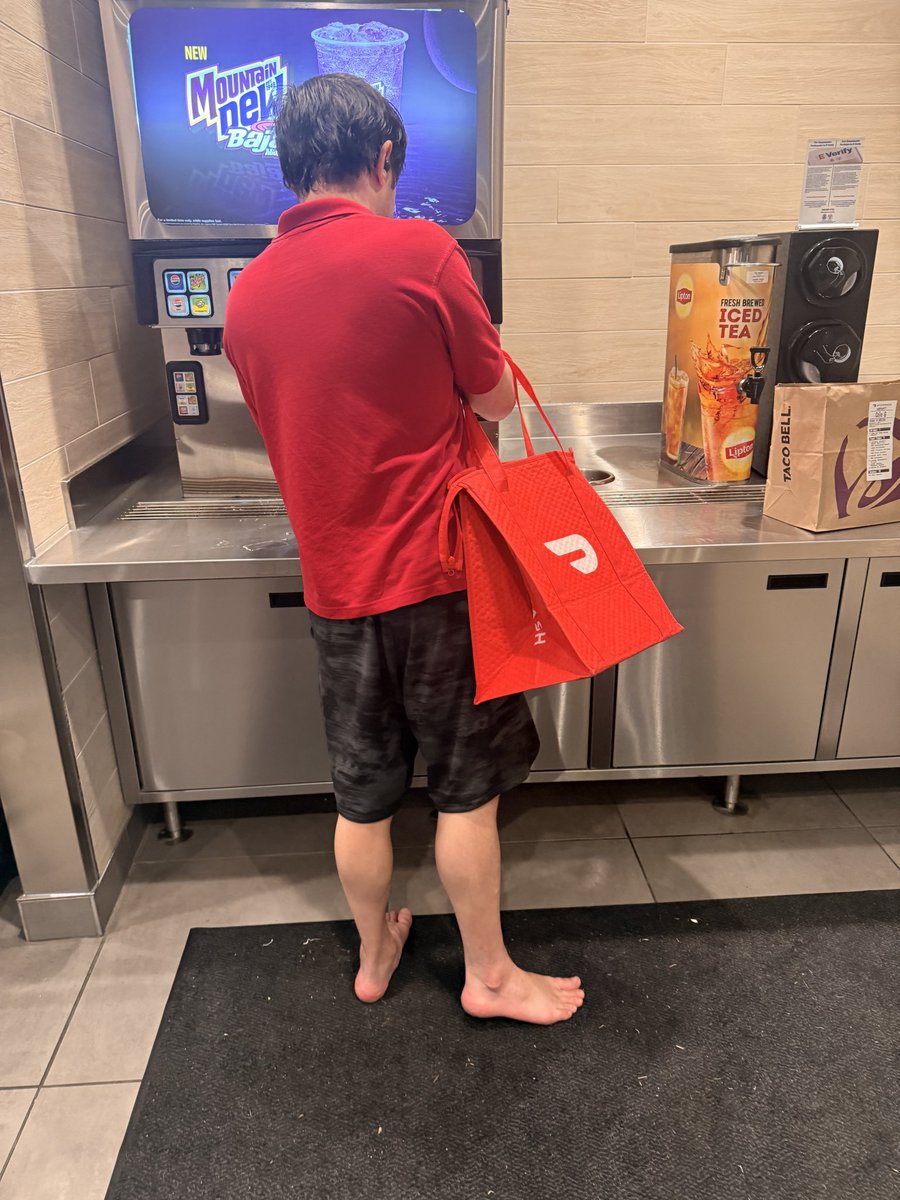 jacobsaylor198's tweet image. Barefoot @DoorDash in Taco Bell is hustling.