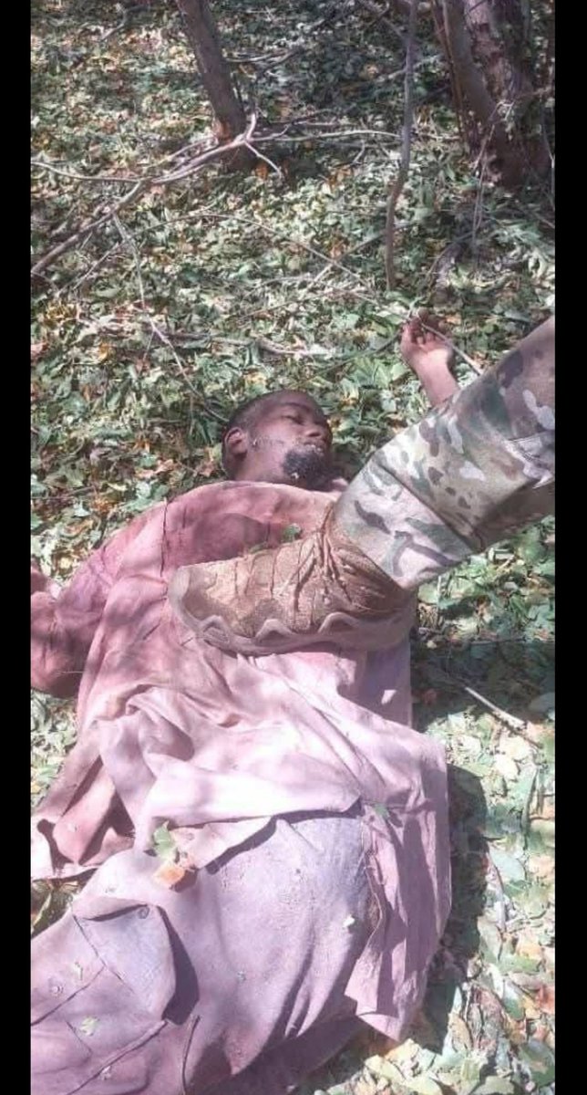 DelphineSankara's tweet photo. 🛑Mali🇲🇱/En première photo, le corps du NUMÉRO DEUX du groupe Terroriste (JNIM) au nom de #Mohamed_Ag_Intallah qui attaquait les  citernes.

Il a été ciblé par reconnaissance faciale par nos Oiseaux métalliques (Drones).
La Lutte Continue.... https://t.co/We5u9UqlJy