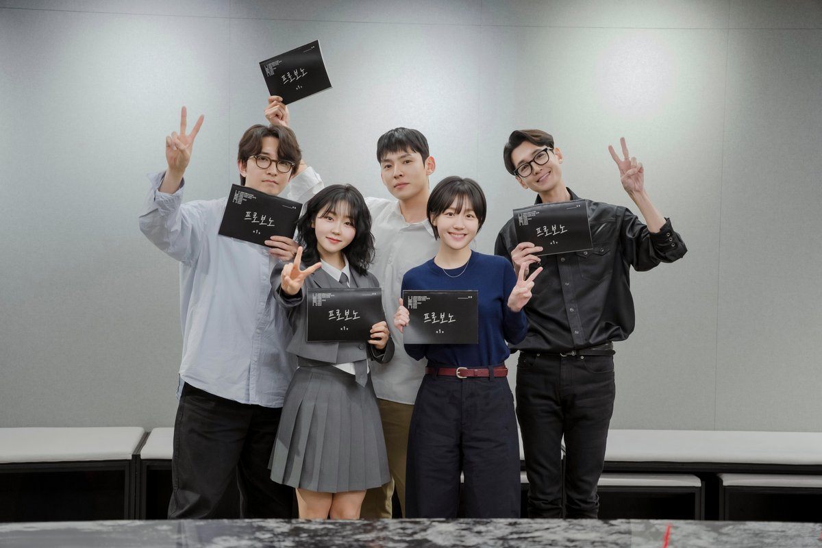 NetflixKR's tweet photo. 공익전담팀, 로펌 구석방(?)으로 출근 준비 완료 🧑‍💼👩‍💼 

속물 판사의 반전 인생기 <프로보노>, 12월 넷플릭스에서. https://t.co/mqgGHoJiDN