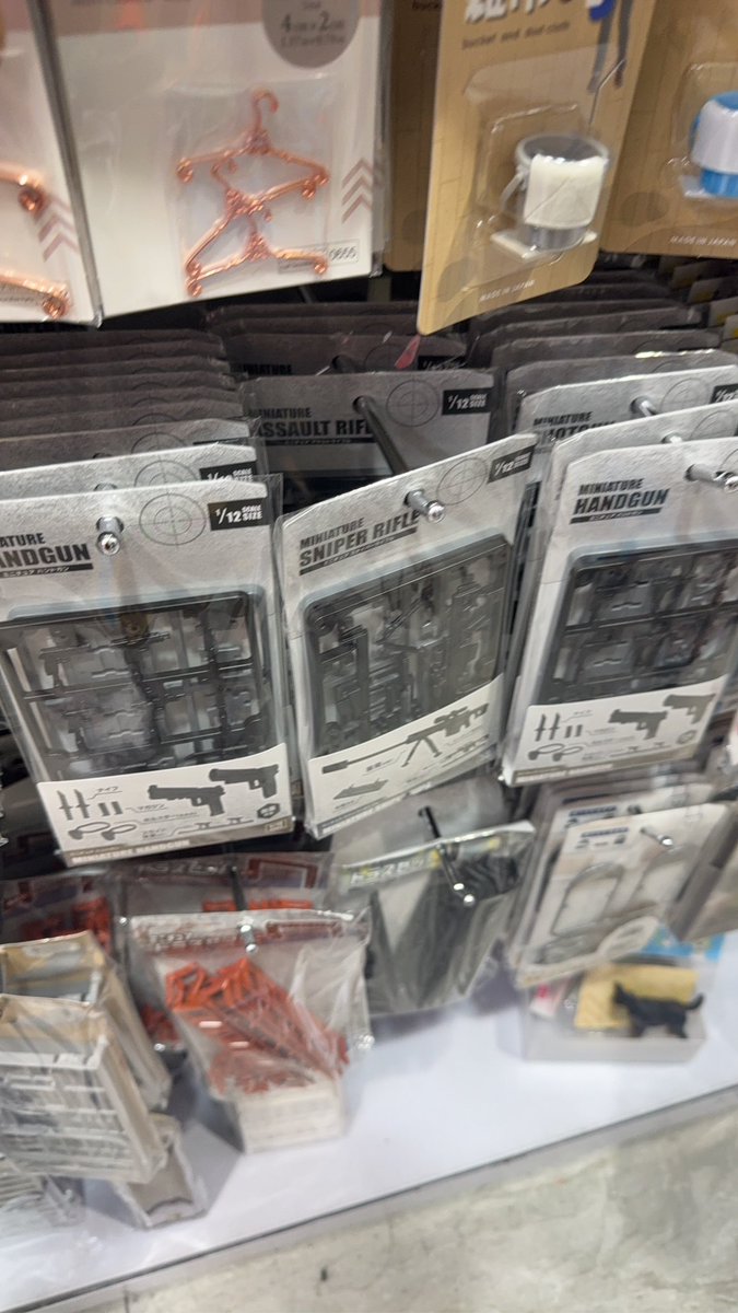 早上好臺中的子民與朋友們

搬回台中的我馬上買了幾把槍

請問子彈要去路邊的草叢裡找嗎