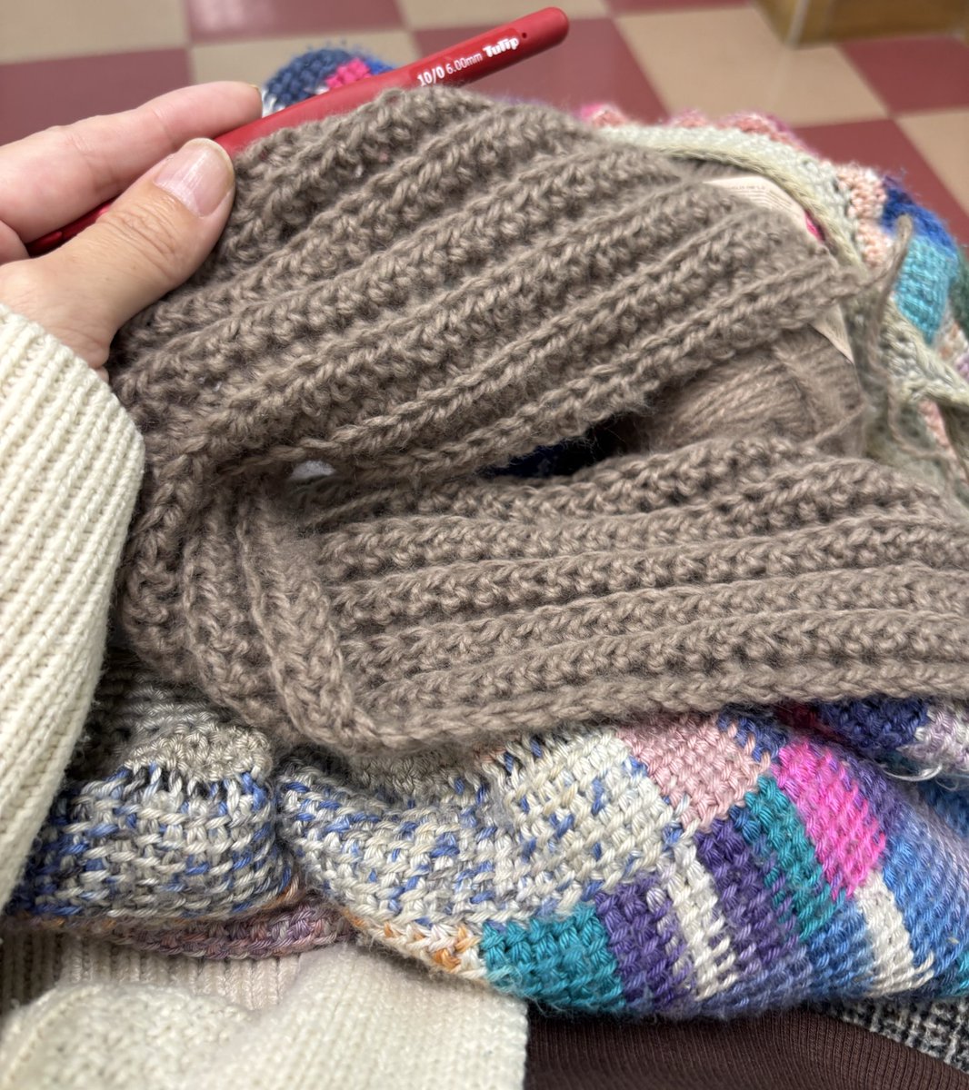 takapipi_3's tweet image. おはようございまっ😌またもや病院🏥の待合室でモバ編み🧶　娘が風邪🤧　朝から忙しいやぁ〜自分もその後いつもの病院なのに〜🥲間に合うか　
#編み物好きな人と繋がりたい 
#ネックウォーマ 増産