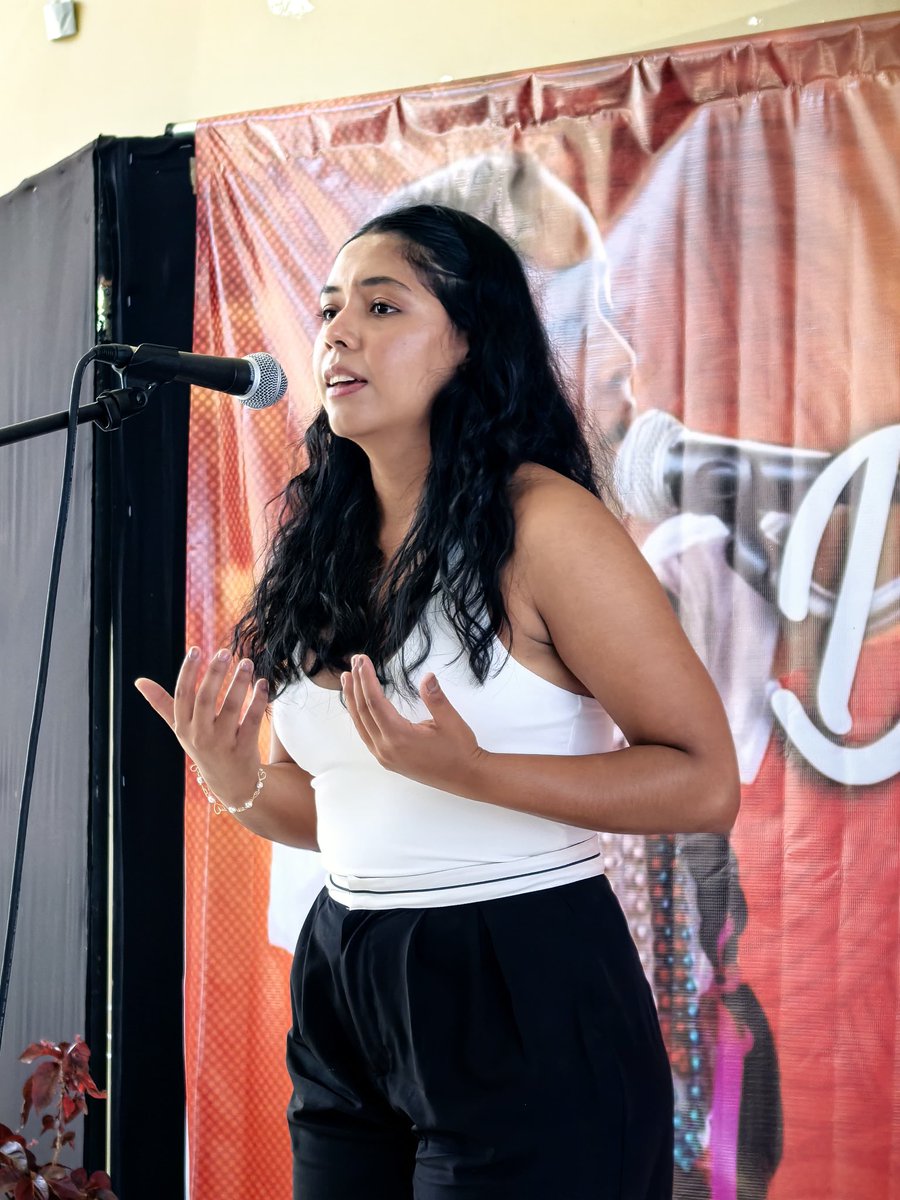 En la poesía, Antorcha ha encontrado esa herramienta que permite al pueblo transformar conciencias y elevarlas a un nivel de sensibilidad; con ello, se logra una manifestación que va más allá de la necesidad particular para buscar un cambio social verdadero
#AntorchaDeclama