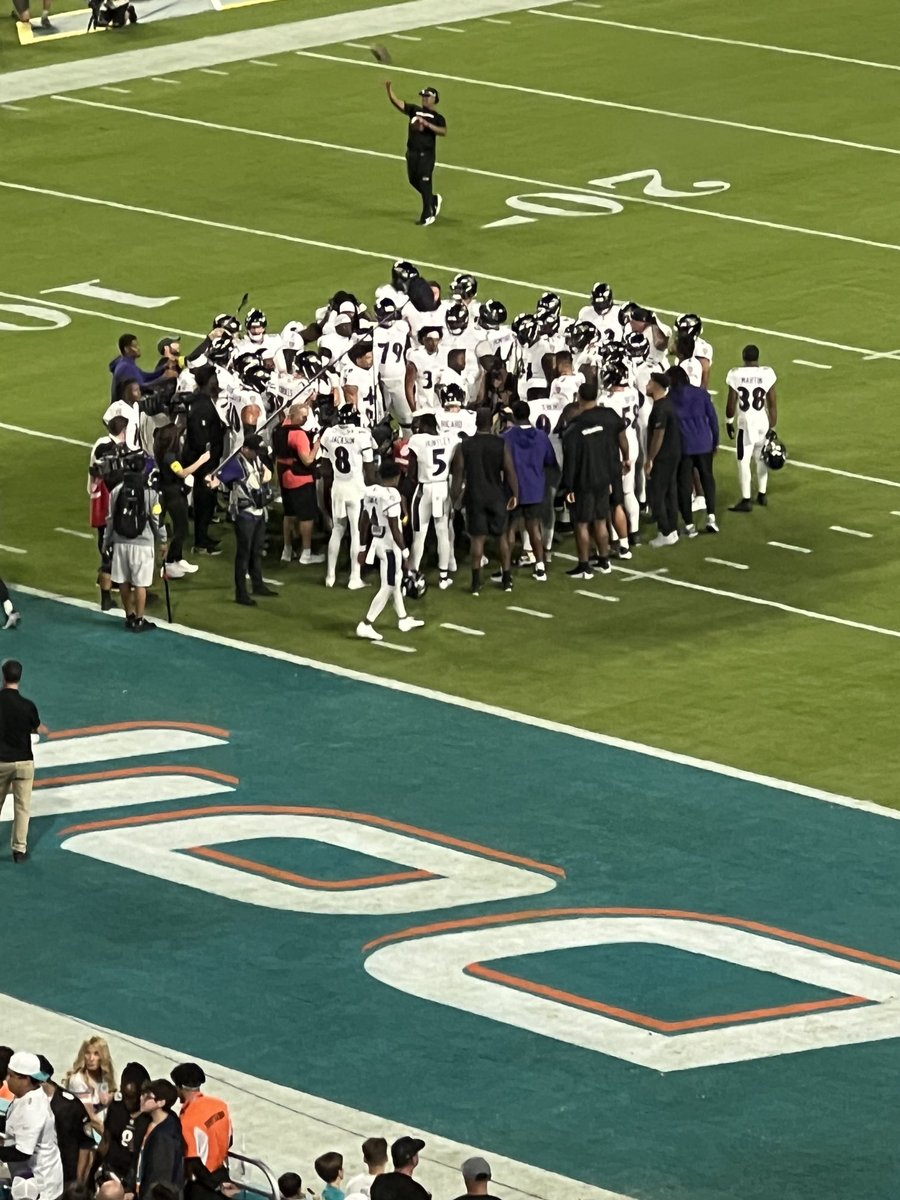 jeffzrebiec's tweet image. Roquan Smith breaks down the Ravens final pregame huddle. Kickoff in about 30 minutes.