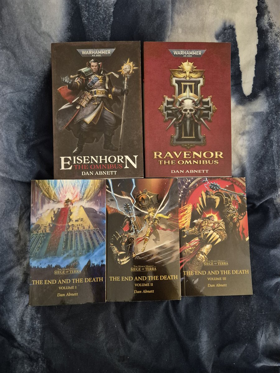 TheSixMachine's tweet image. More new books! (Well, 2 replacement copies; Ravenor and Eisenhorn, mine are a bit tattered and torn these days)