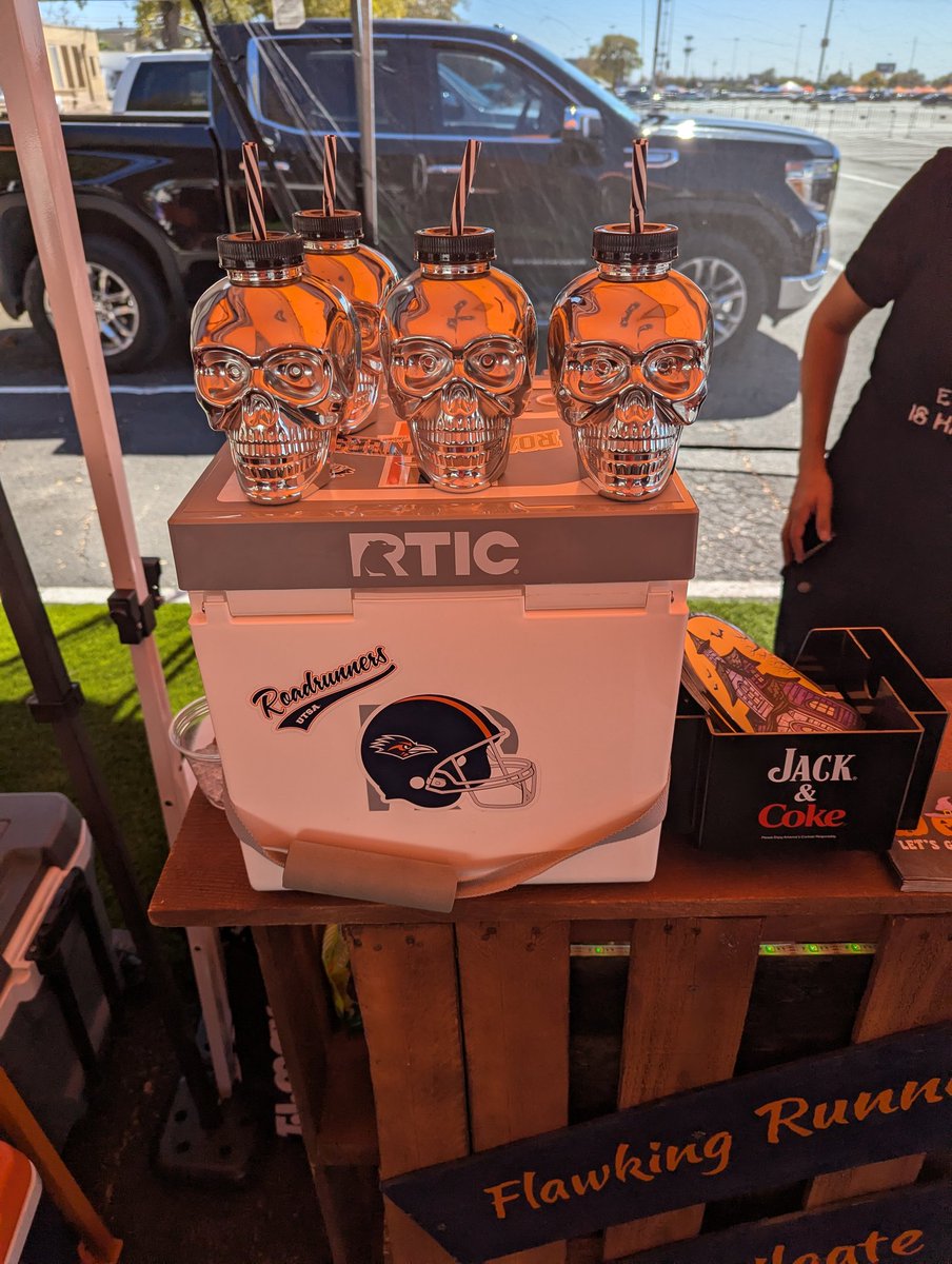 FlawkingRunners's tweet image. Fun times corner of Montana and Cherry. Come get some scary good drinks! Boo! 

#letsgo210
#BirdsUp 
#TriangleOfToughness
#puropincherunners
#Halloween2025 
@UTSAFTBL