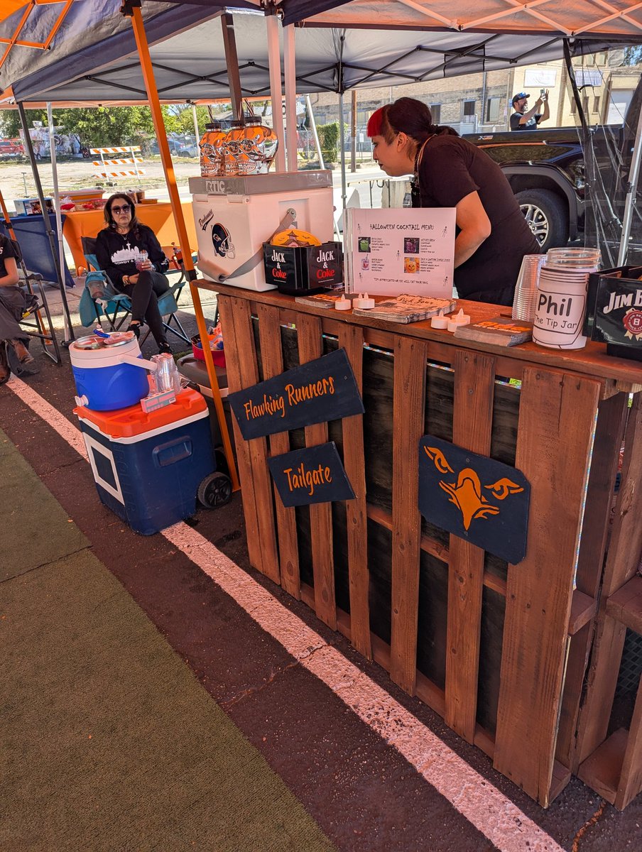FlawkingRunners's tweet image. Fun times corner of Montana and Cherry. Come get some scary good drinks! Boo! 

#letsgo210
#BirdsUp 
#TriangleOfToughness
#puropincherunners
#Halloween2025 
@UTSAFTBL