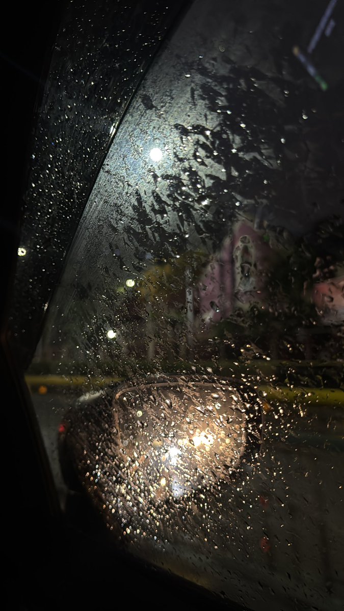 sameerchhipabjp's tweet image. The world blurred by the rain. Beautiful view tonight in Ahmedabad.
#AhmedabadRain #MonsoonVibes #NightPhotography #CityLights
