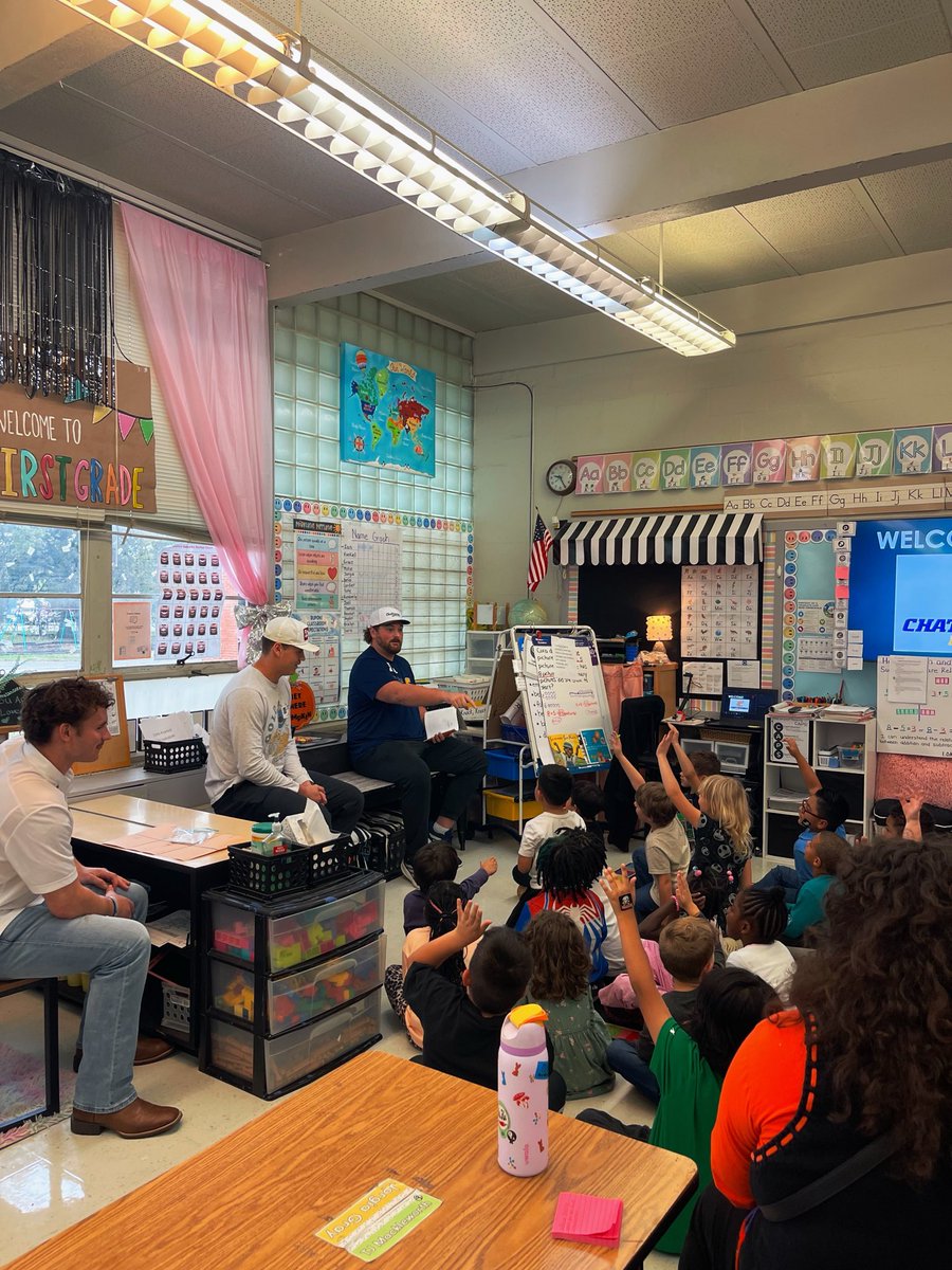 GoMocsFB's tweet image. Loved reading and spending time with our friends today! 
@RoDRoDriguez24 
@HunterHorton16 
@ryan_merklinger 
#GoMocsFB | #ClimbTheMtn