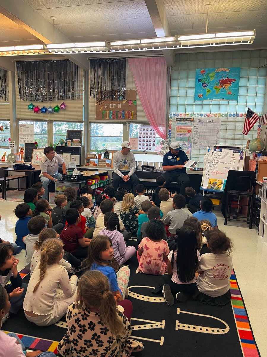 GoMocsFB's tweet image. Loved reading and spending time with our friends today! 
@RoDRoDriguez24 
@HunterHorton16 
@ryan_merklinger 
#GoMocsFB | #ClimbTheMtn