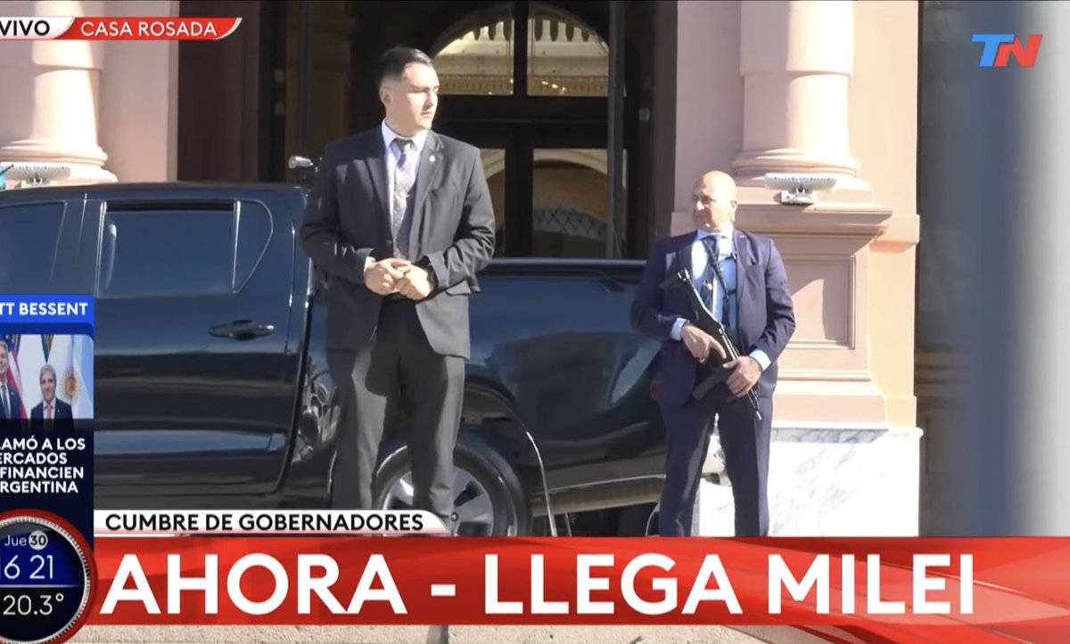 La custodia del Presidente exhibiendo armas largas