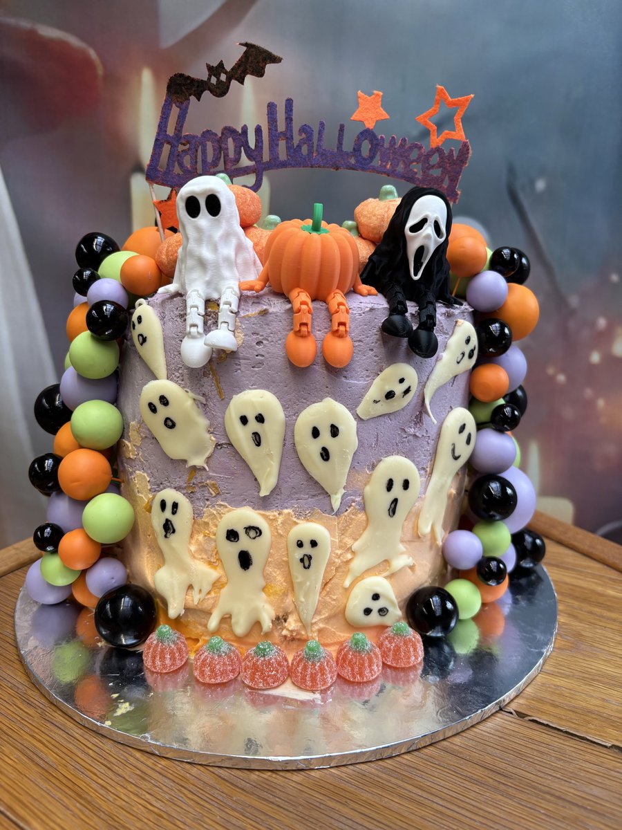AlaineCole's tweet image. I’m getting quite good at this cake making 👻 #Halloweencake