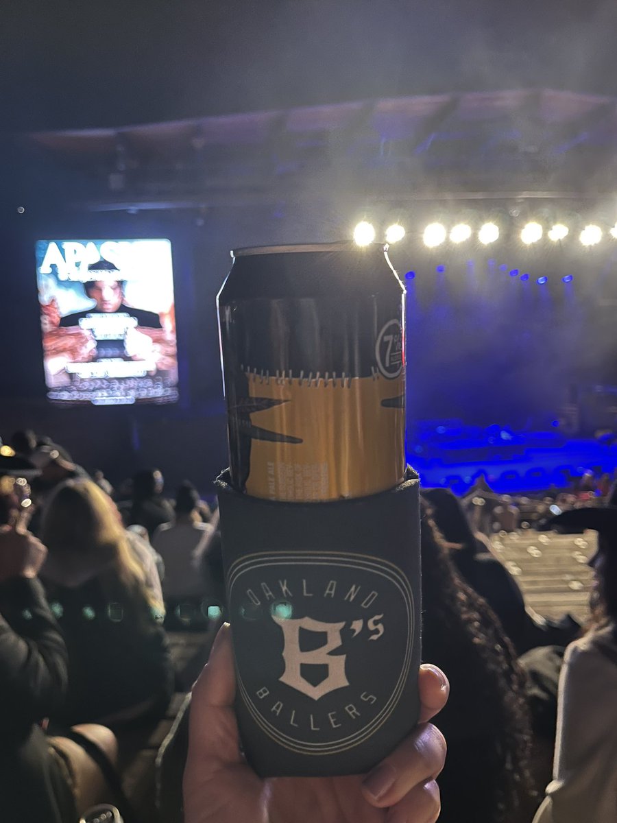 Repping <a href="/OaklandBallers/">Oakland Ballers</a> at <a href="/RedRocksCO/">Red Rocks Park & Amphitheatre</a> last night to see my boy <a href="/TPAIN/">Theodore</a> 💚

#OaklandForever #Oakland #MileHigh