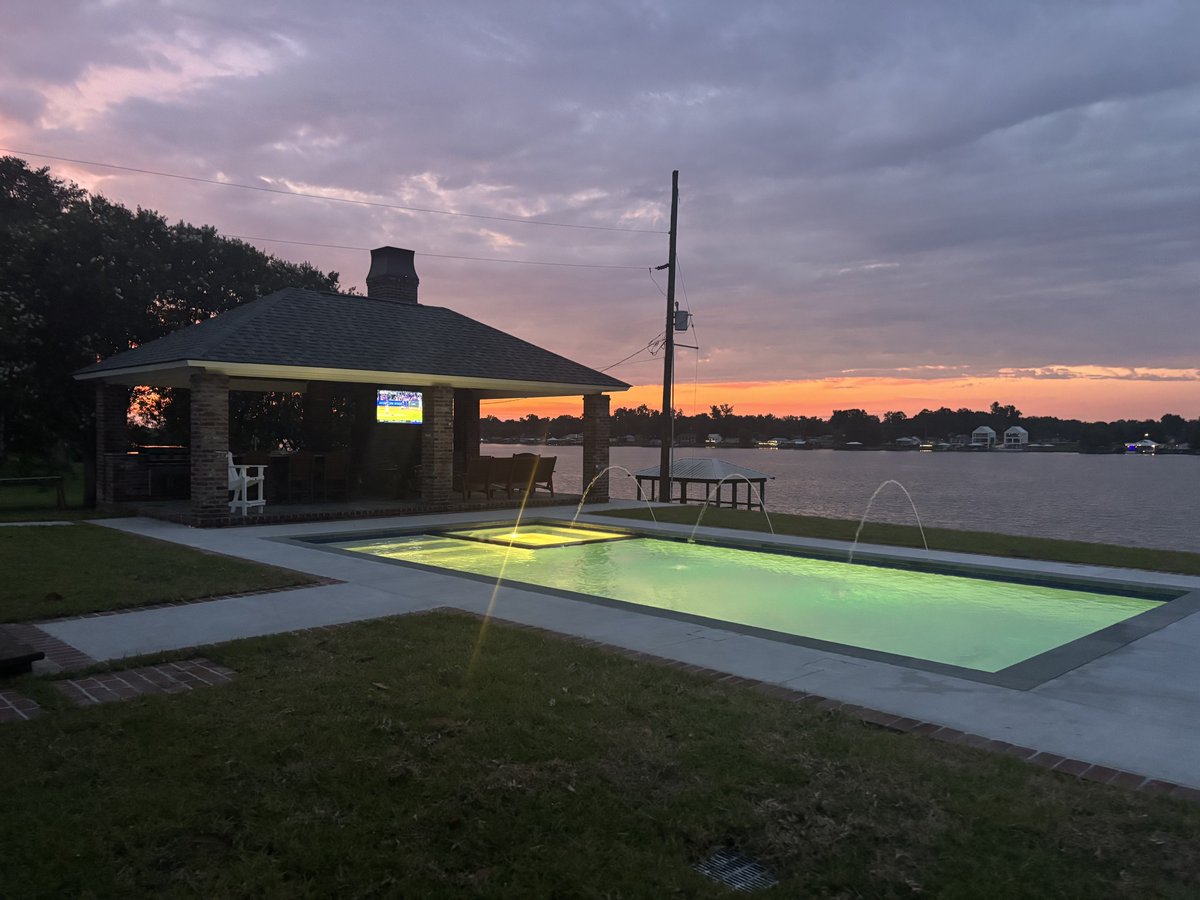 LucasFirminPool's tweet image. Poolside sunsets hit different. 🌅  Ready to enjoy evenings like this in your own backyard? Let’s start planning your custom pool today. hubs.li/Q03QGXzg0 #BatonRougePools #GunitePool #PoolBuilder #PoolDesign